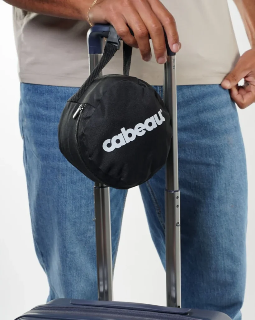 Cabeau Evolution S3 ネックピロー:荷物に取り付けた収納ケース